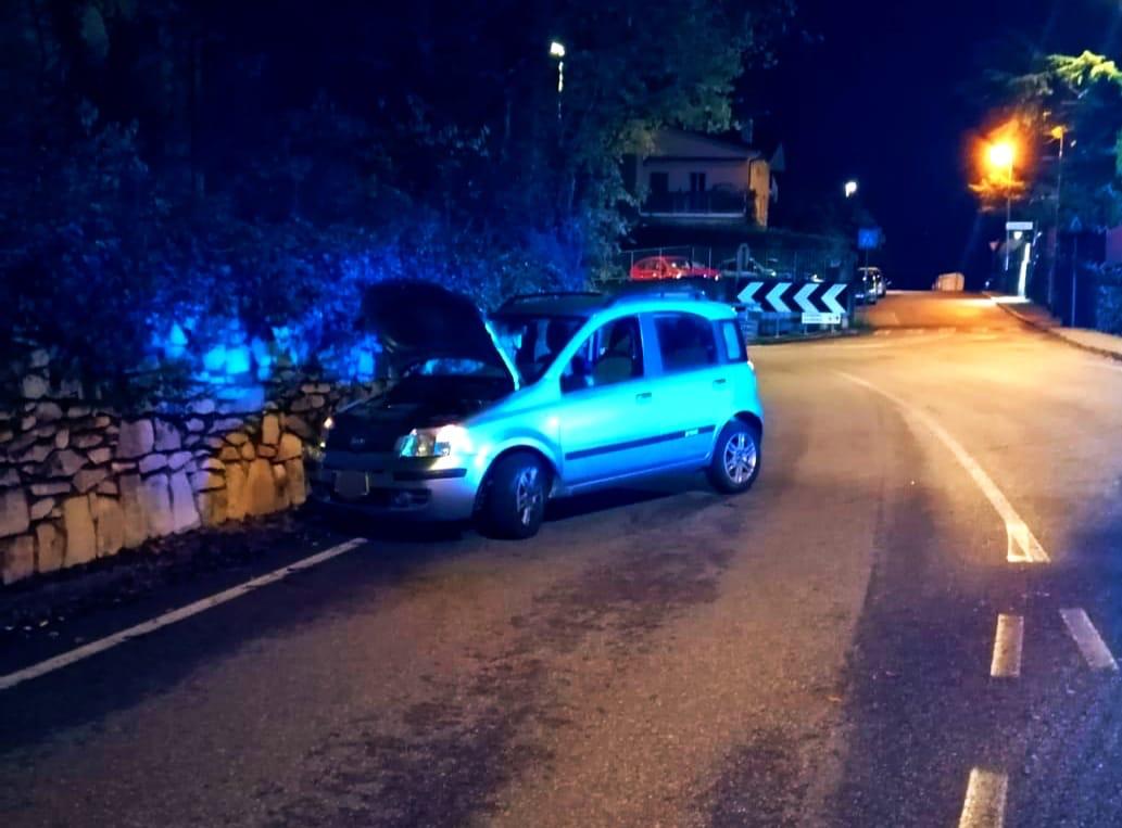 Immagine per Perde il controllo della Panda ad Aurisina, 23enne finisce contro muro